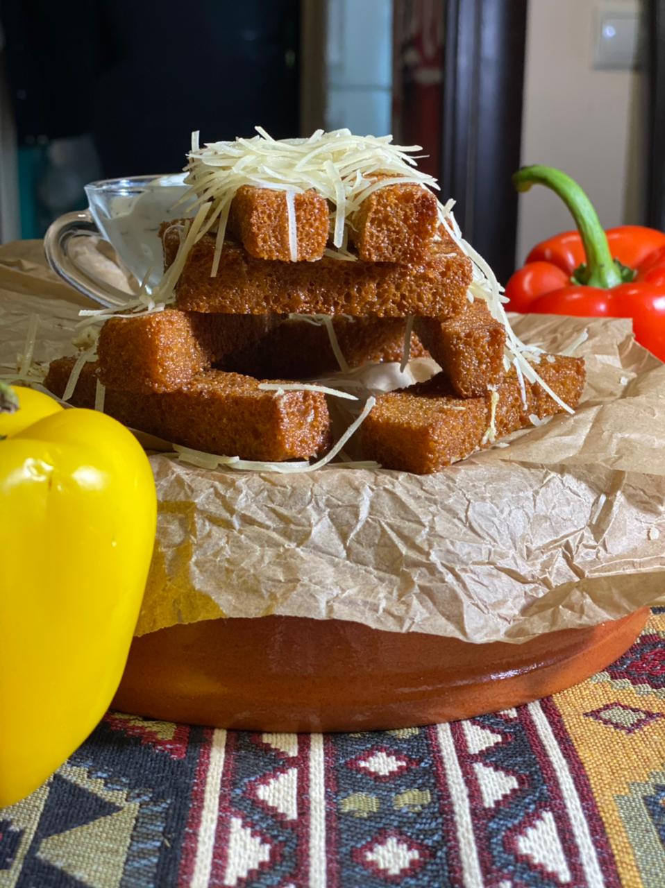 Гренки с сыром пармезаном и соусом на выбор — Хинкальная-Деливери